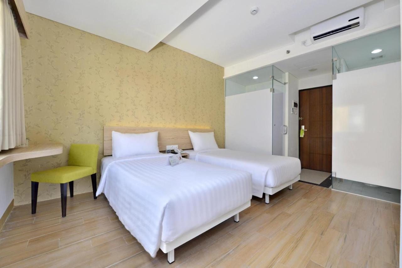 Whiz Hotel Falatehan Jakarta Exterior photo